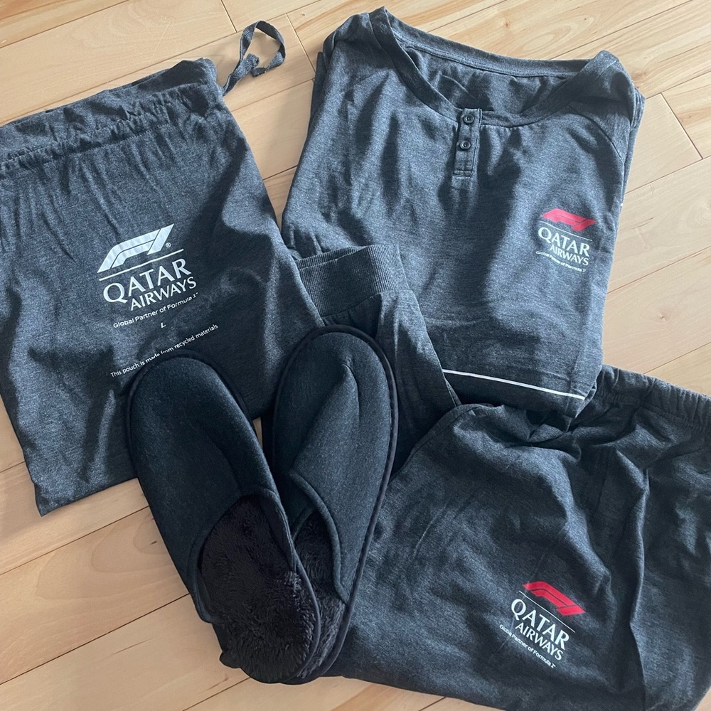 Qatar Airways F1 - Gray Pajama Set with Slippers